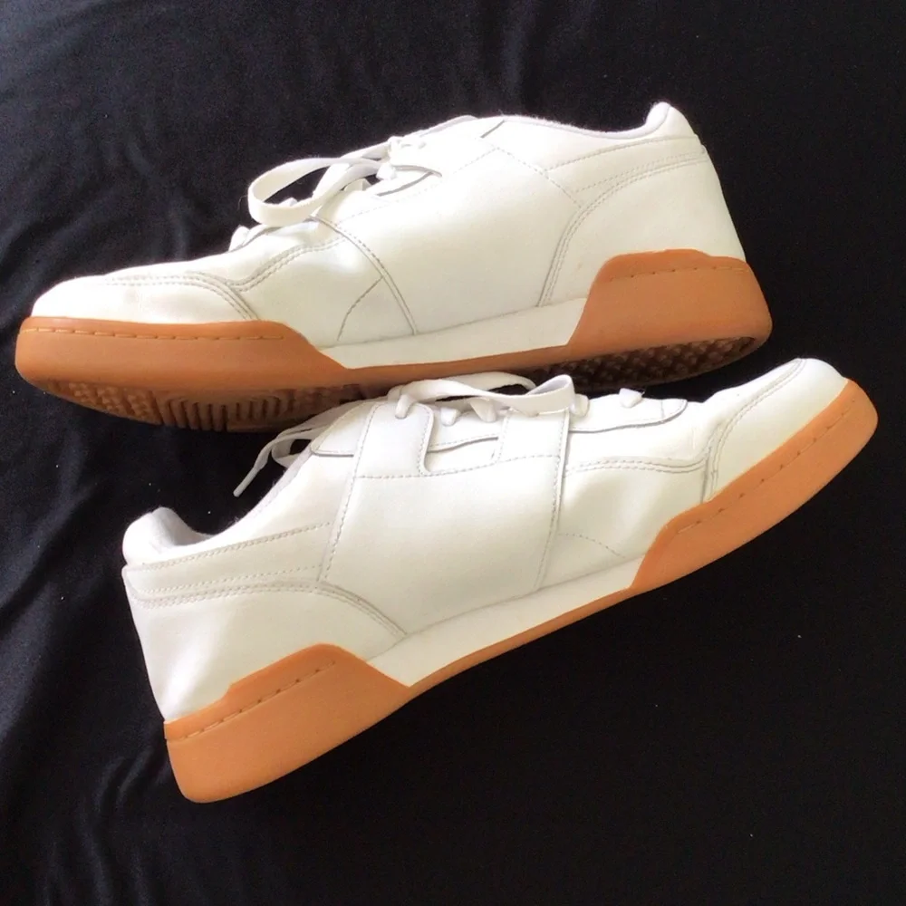 Reebok - White Classic Leather Men’s Sneakers with Gum Sole - Picture 6 of 9